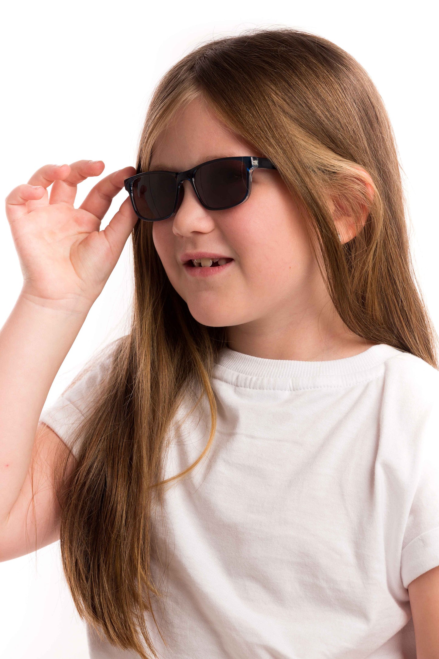 Girl Wearing Theo Kids Sunglasses Readers (Brown)